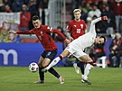Patrik Schick v souboji o mí� s Mikkelem Damsgaardem.
