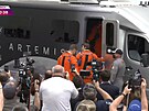Astronauti mise Artemis II nastupují do dodávky, která je dopraví ke startovací...