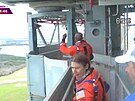 Astronauté mí�í po m�stku ke své lodi Orion p�ed odletem na misi Artemis II.
