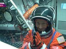 Poslední ze �ty� �len� posádky mise Artemis II nastupuje do lodi Orion.