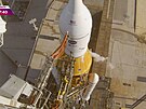 Od lodi Orion odsouvaný m�stek p�ed startem k misi Artemis II