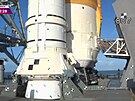 Motorová sekce rakety SLS minuty p�ed odletem na misi Artemis II
