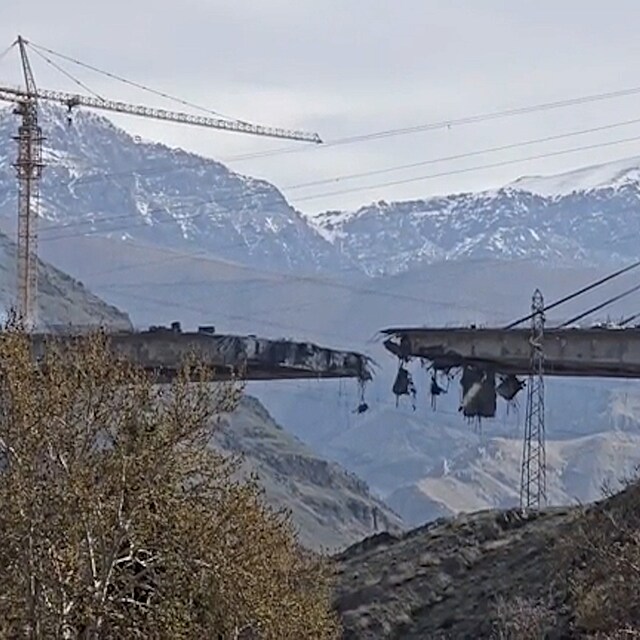 Ameri�an� zni�ili nejvy��� most v �r�nu