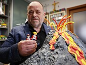 Majitel firmy Efko Miroslav Kotík ukazuje rozpracovanou �kulisu� k igrá�kovské...