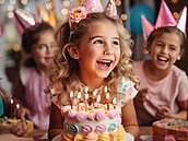 Oslavenkyn� u narozeninového dortu: Symbol dne, kdy má smysl obdarovat láskou,...