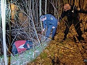 Strá�níci pomáhali v Karlových Varech mu�i, který spadl do hlubokého p�íkopu....