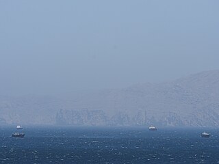 Lod� v Hormuzském pr�livu u b�eh� ománského guvernorátu Musundam (8. dubna 2026)