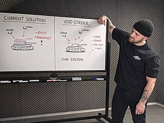 Tank a vzduch. Kamil Luka�ovi� názorn� ukazuje, jak funguje jeho vynález.