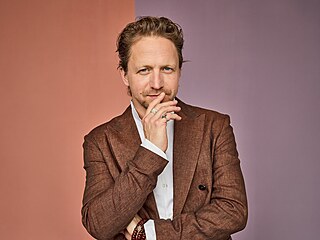 �Pokud se �lov�k zti�í a opravdu naslouchá druhým, �asto zjistí, �e �íkají...