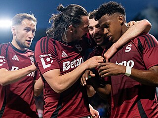 Spar�anský úto�ník John Mercado (vpravo) v ob�tí spoluhrá�� v zápase s...