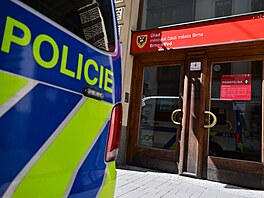 Policejní v�z p�ed budovou ú�adu m�stské �ásti Brno-st�ed, kde zasahuje policie...