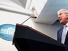 Americký prezident Donald Trump hovo�í s noviná�i v tiskovém sále Jamese...