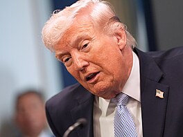 Americký prezident Donald Trump hovo�í s noviná�i v tiskovém sále Jamese...