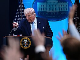 Americký prezident Donald Trump hovo�í s noviná�i v tiskovém sále Jamese...