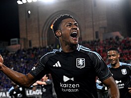 Ollie Watkins z Aston Villy slaví gól proti Bolon�.
