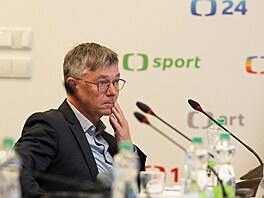 Hynek Chudárek na mimo�ádném jednání Rady �eské televize ohledn� plánovaných...