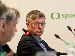 Hynek Chudárek na mimo�ádném jednání Rady �eské televize ohledn� plánovaných...