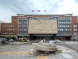 Dv� tvá�e � nová, a druhá je�t� o n�co nov�j�í. Vlídn� ov�em nep�sobí ani jedna...