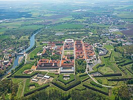 Stejnou roli m�la i barokní pevnost Terezín. Ta se do �eské historie bohu�el...