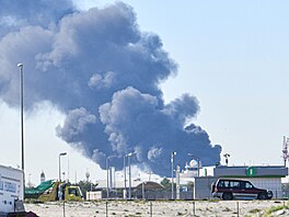 Kou� stoupá po útoku íránského dronu na palivové nádr�e na mezinárodním leti�ti...
