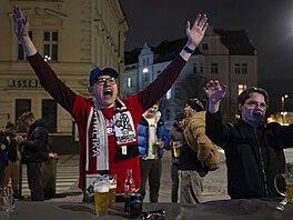 V ulicích nedaleko Letné se slavilo je�t� dlouho po vít�zné penalt� Michala...