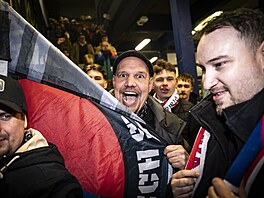 Jede se do Mexika! �e�tí fanou�ci chvíli po vít�zné bará�i na Letné.