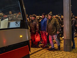 Je tam je�t� místo? Tramvaje od pra�ské Letné odjí�d�ly nat�ískané nad�enými...
