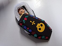 K nejbizarn�j�ím igrá�k�m �du�i�kového� typu pat�í elegantní nebo�tík s knírem,...