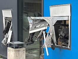 V Opatovské ulici v Praze n�kdo v noci na sobotu po�kodil dva bankomaty. (4....
