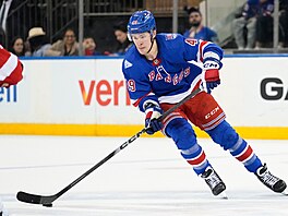 Jaroslav Chmela� s pukem na holi.