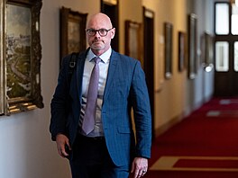 Ministr �kolství Robert Plaga p�ichází na jednání vlády (23. února 2026)