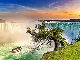 Niagarské vodopády, nacházející se na hranici USA a Kanady, jsou celkem t�i...