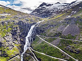 Vodopády protínající Trollstigen vytvá�ejí jedine�nou scenérii. Voda stéká po...