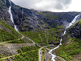 Silnice Trollstigen p�ekonává vý�kový rozdíl a� 800 metr�. Dramatické p�evý�ení...