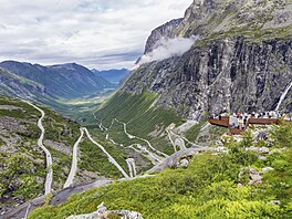 Z vyhlídkových platforem nad Trollstigen se otevírají panoramata hlubokých...