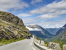 Stavba silnice za�ala v roce 1928 v extrémn� náro�ném terénu. D�lníci museli...