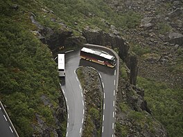 Úzké zatá�ky a prudké svahy d�lají z Trollstigen výzvu i pro zku�ené �idi�e....