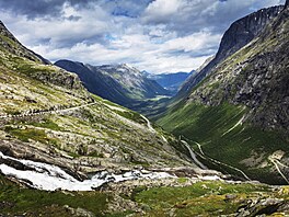Okolní krajina nabízí zelená údolí, strmé hory i hluboké fjordy. Práv� kontrast...