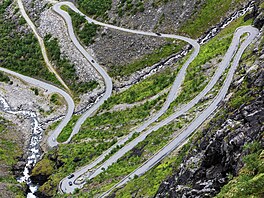 Výhledy na serpentinové zatá�ky z pta�í perspektivy pat�í k nejikoni�t�j�ím...