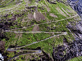 Legendární Trollstigen se vine strmým údolím Isterdalen v západním Norsku....