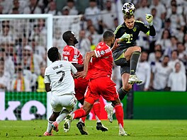 Branká� Bayernu Manuel Neuer v�asným výb�hem zastavuje protiútok Realu madrid.