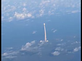 Pohled na start mise Artemis II z paluby prolétajícího dopravního letadla