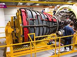 Pohled na jeden z raketových motor�, který bude vyu�it p�i misi Artemis II.