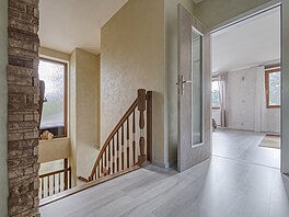 V pat�e jsou k dispozici dv� lo�nice a dv� koupelny.  