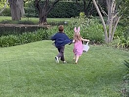 Princ Archie a princezna Lilibet p�i hledání velikono�ních vají�ek v USA (5....