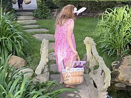 Princ Archie a princezna Lilibet p�i hledání velikono�ních vají�ek v USA (5....