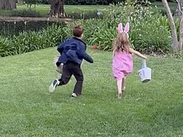Princ Archie a princezna Lilibet p�i hledání velikono�ních vají�ek v USA (5....