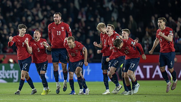 �e�t� fotbalist� v euforii po rozhoduj�c� penalt�.