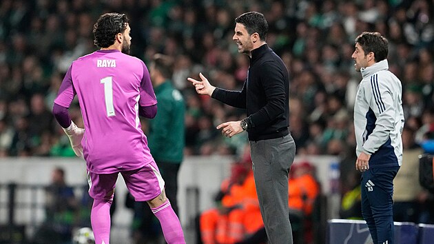 Mikel Arteta d�v� pokyny Davidu Rayovi.