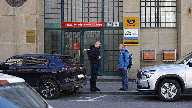 Detektivov� z N�rodn� centr�ly proti organizovan�mu zlo�inu od r�na zasahuj� na brn�nsk�m centr�ln�m stavebn�m ��ad�. Razie podle v�eho souvis� s dne�n�m zadr�en�m sedmi lid� kv�li podez�en� na neopr�vn�n� z�skanou dotaci na inova�n� centrum pro za��naj�c� v�deck� firmy a projekty. P�ed ��adem stoj� policejn� auto. (8. dubna 2026)